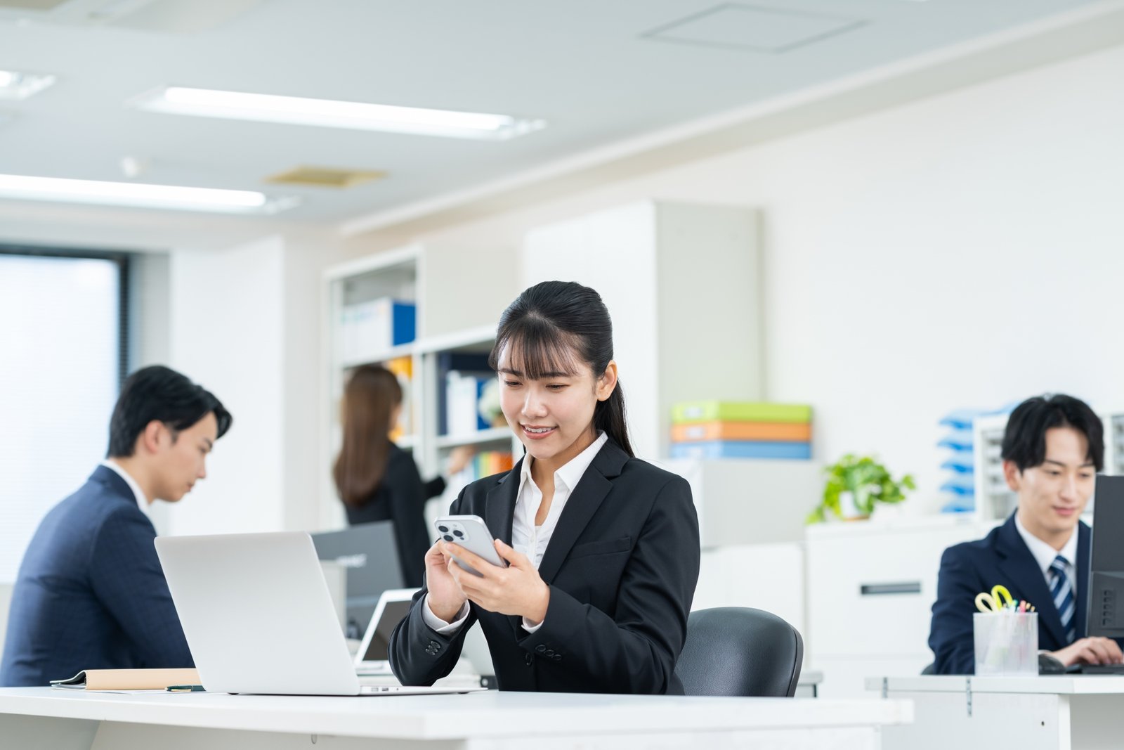 スマートフォンでWeb版を利用する新社会人